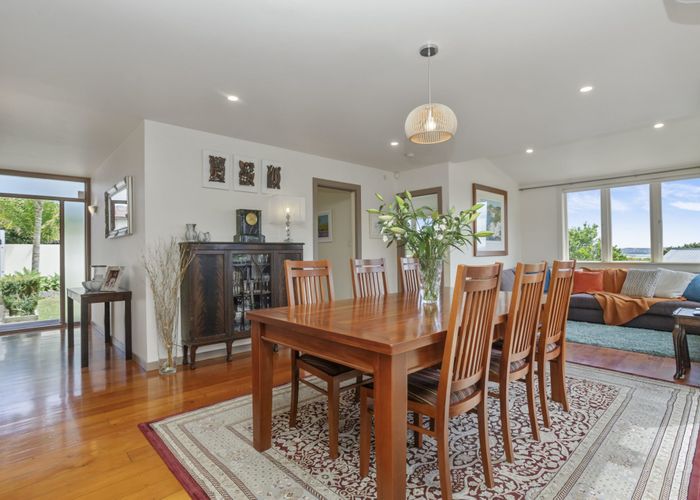  at 2/93 Island Bay Road, Beach Haven, Auckland
