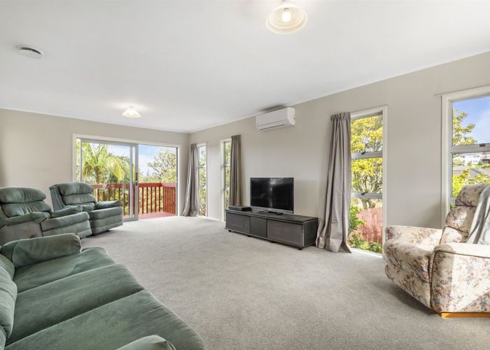  at 1/301 Sunset Road, Sunnynook, Auckland