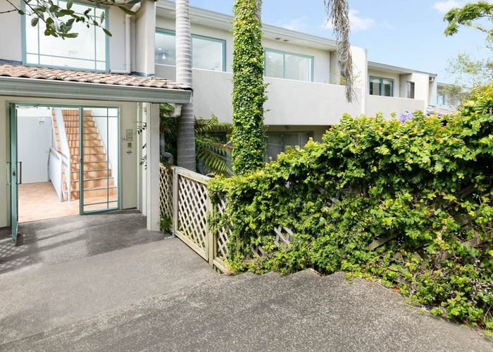  at 2D/221 Sunset Road, Sunnynook, Auckland