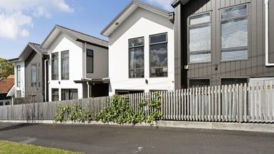  at 2/25 Thackeray Street, Hamilton Lake, Hamilton