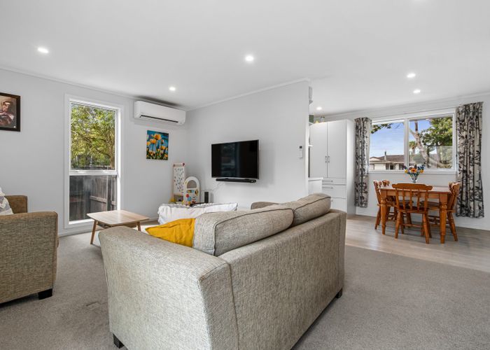  at 2/17 Glen Road, Ranui, Auckland
