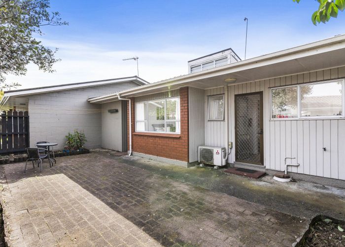  at 2/7 Mckenzie Road, Mangere Bridge, Auckland