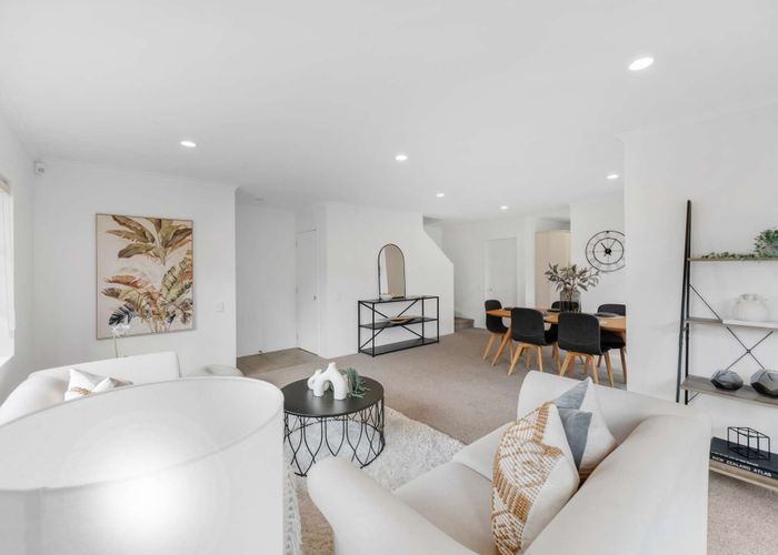  at 2/202 Botany Road, Botany Downs, Auckland