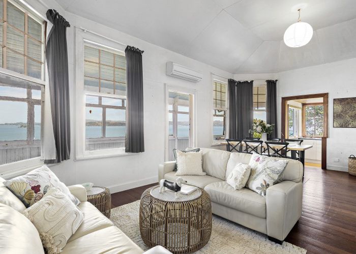  at 35 Ferry Road, Days Bay, Lower Hutt