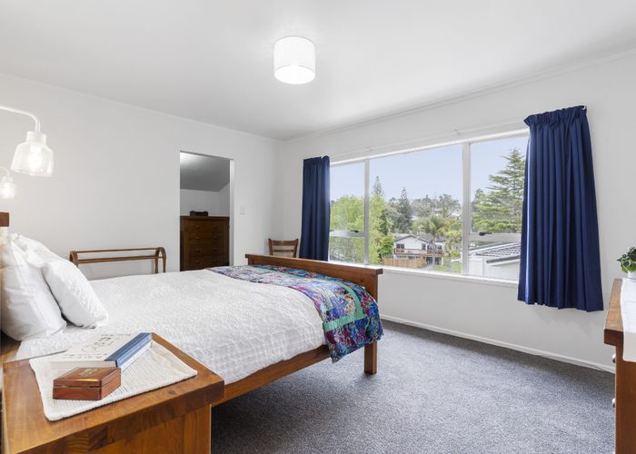  at 35 Normanton Street, Glenfield, Auckland