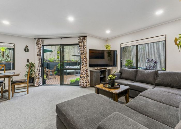  at 2/22 Merton Avenue, Glenfield, North Shore City, Auckland