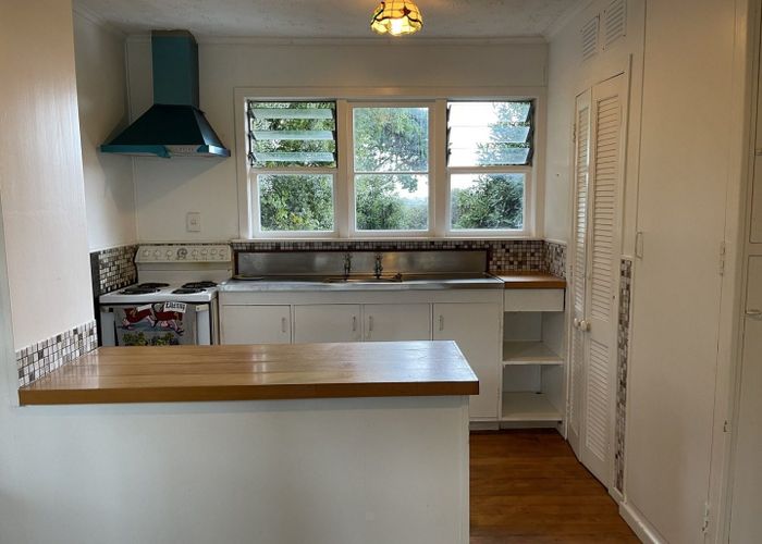  at 194 Chivalry road, Glenfield, North Shore City, Auckland