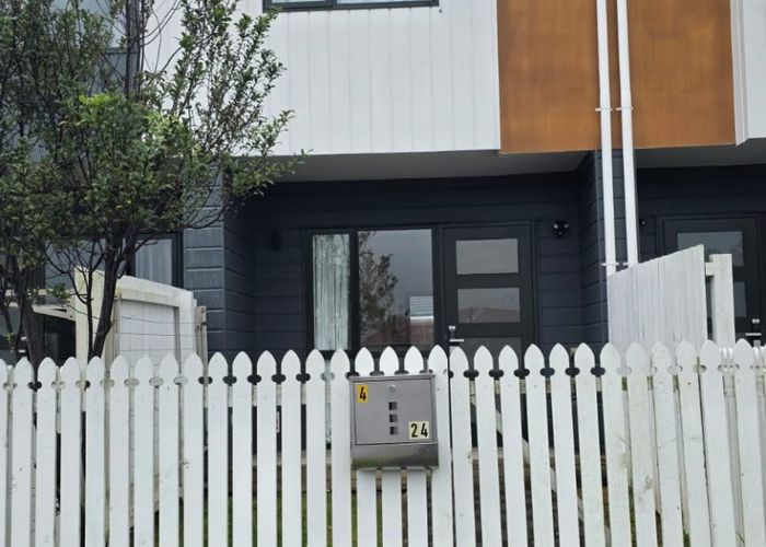  at 4/24 Tara Road, Henderson, Waitakere City, Auckland