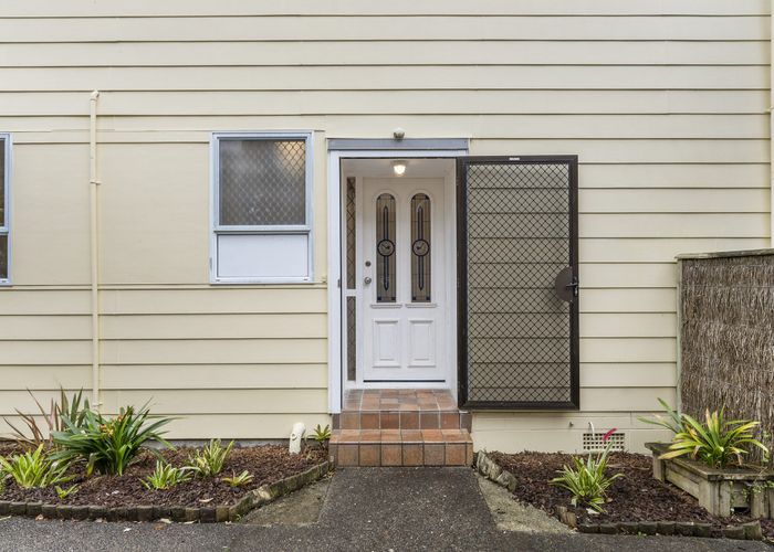  at 2/5 Karapiti Place, Glen Eden, Auckland