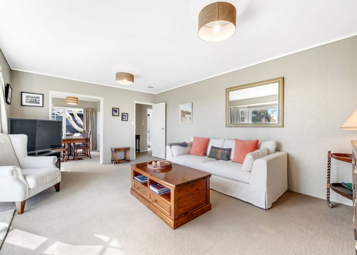  at 2/18 Chilton Place, Mellons Bay, Manukau City, Auckland
