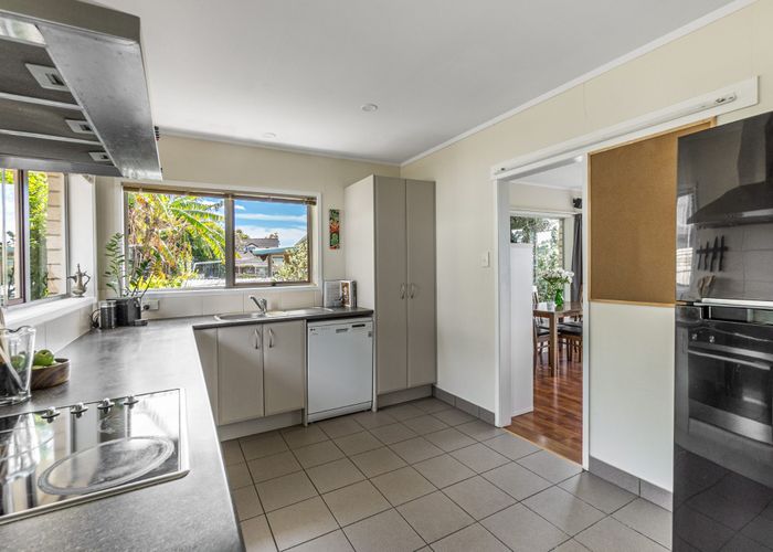  at 2/12 Girrahween Drive, Totara Vale, Auckland