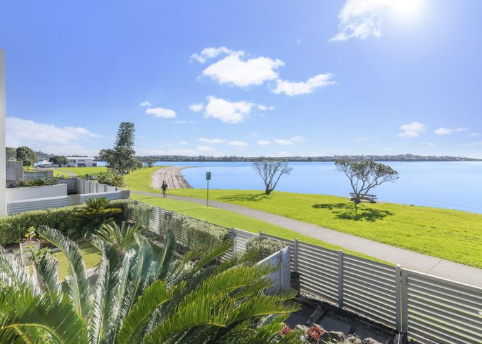  at 3/42 Bramley Drive, Farm Cove, Manukau City, Auckland