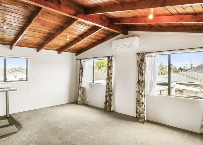  at 2/16 Kenderdine Road, Papatoetoe, Auckland