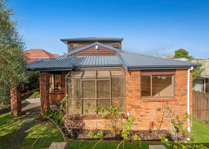  at 2/32A Howard Road, Northcote, Auckland