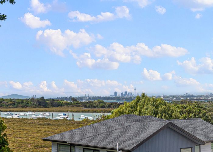  at 98 Tiroroa Avenue, Te Atatu South, Auckland