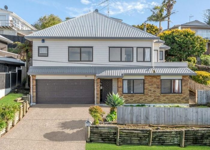  at 2/7 Colmar Road, Mellons Bay, Auckland