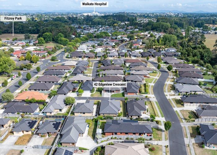  at 42 Edgeview Crescent, Fitzroy, Hamilton