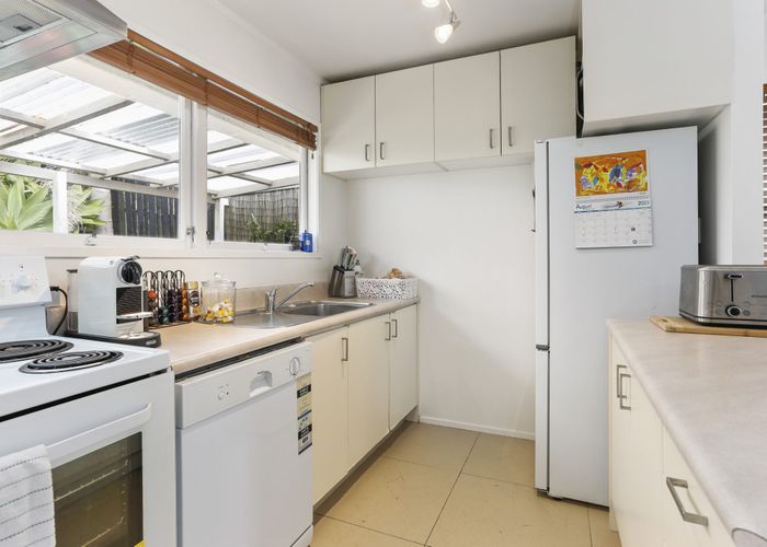  at 9 Beaudine Avenue, Glenfield, North Shore City, Auckland