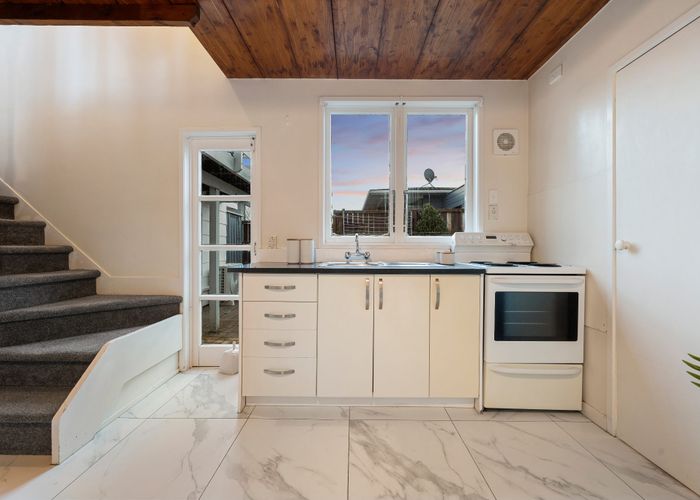  at 2/28 Tranmere Road, Sandringham, Auckland