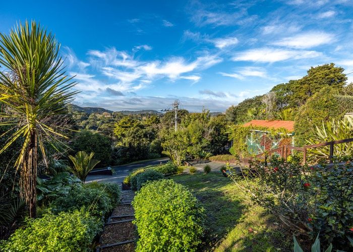 For sale 14 Crescent Road West, Palm Beach, Waiheke Island, Auckland