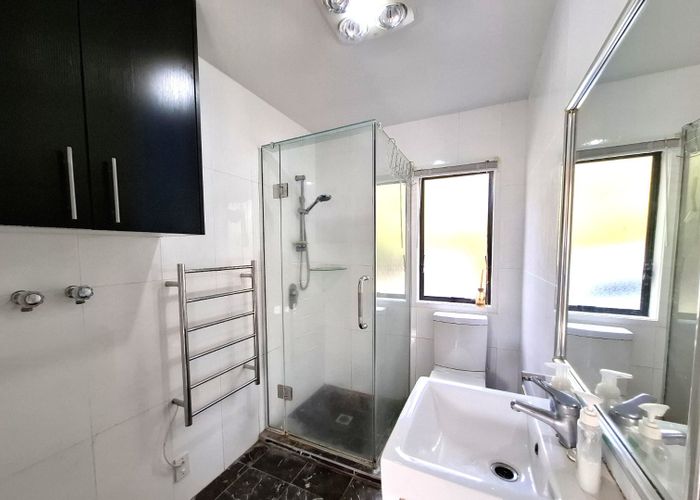  at 1A Charnley Grove, Glenfield, North Shore City, Auckland