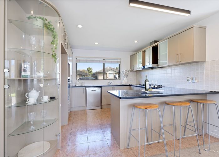  at 33 South Kensington Way, Henderson, Waitakere City, Auckland