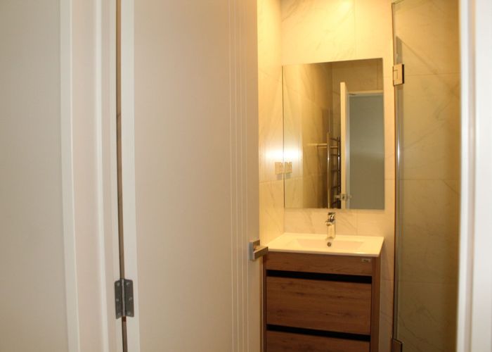  at 5/24 Tara Rd, Henderson, Waitakere City, Auckland