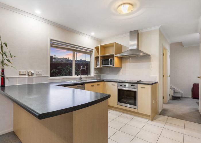 at 17 Stolford Crescent, New Lynn, Auckland