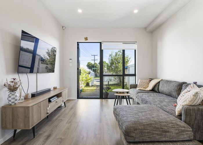  at 8/24 Tara Road, Henderson, Waitakere City, Auckland