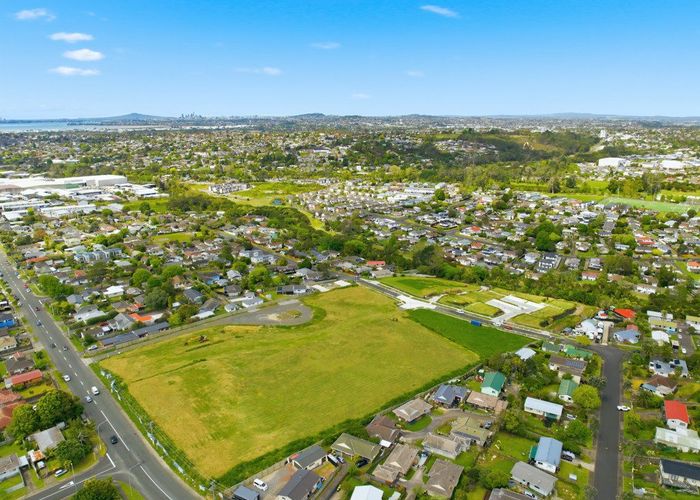  at 132 Bruce McLaren Road, Henderson, Waitakere City, Auckland