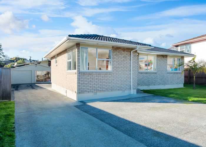 For sale 41 Thornlow Street, Glendene, Waitakere City, Auckland