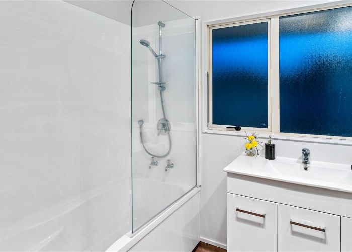  at 5 Cretian Crescent, Henderson, Auckland