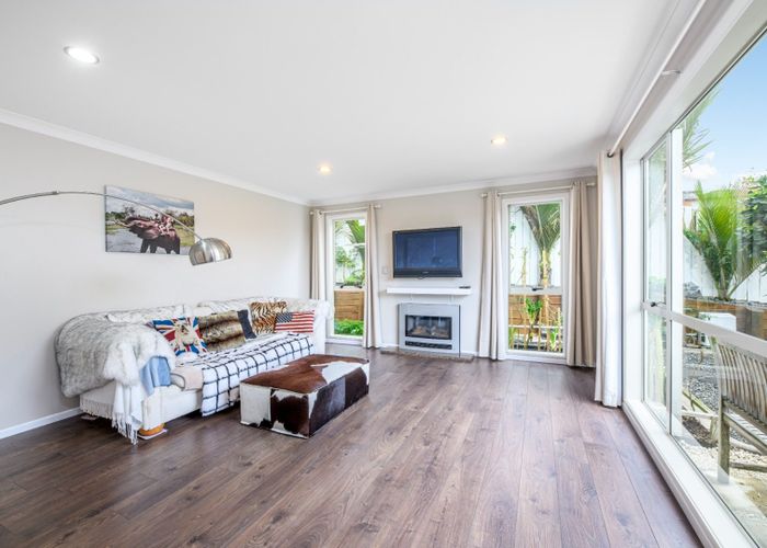  at 8 Wychwood Avenue, Henderson, Waitakere City, Auckland