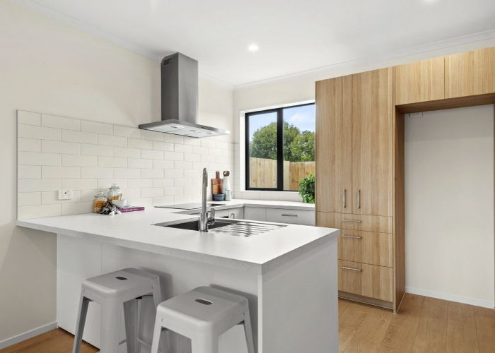  at 5 Isabella Lane, Henderson, Waitakere City, Auckland