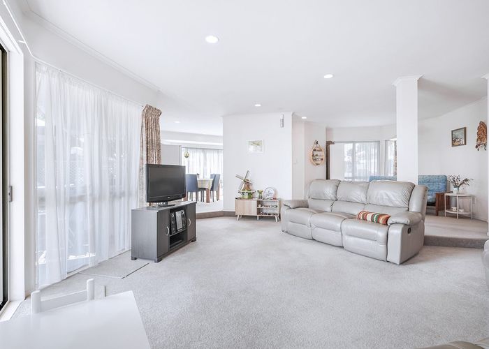  at 2 Sunset Close, Western Heights, Hamilton