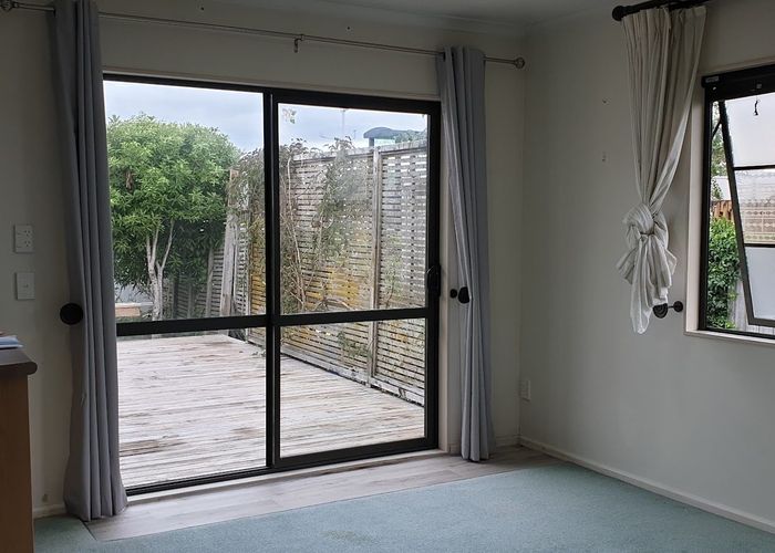  at 80  Sunset Rd, Unsworth Heights, North Shore City, Auckland