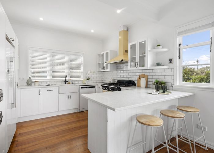  at 35 Nevay Road, Karaka Bays, Wellington