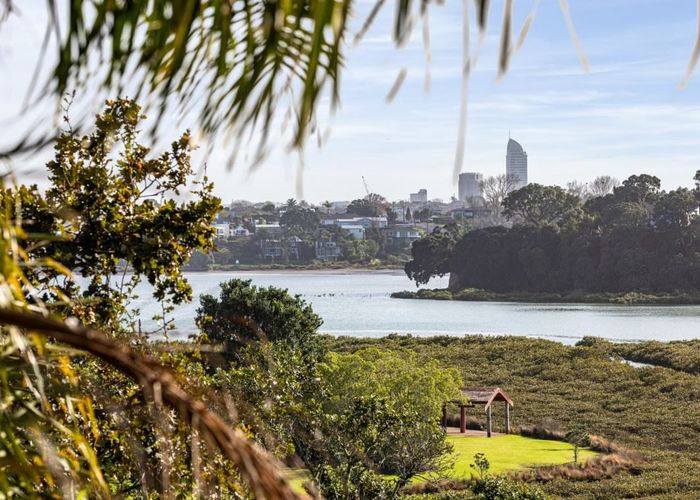  at 28 Waterview Road, Stanley Point, Auckland