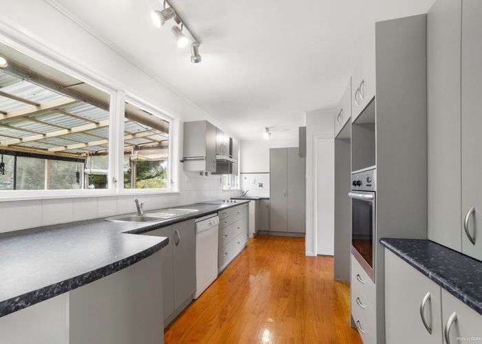  at 6 Rosalind Road, Glenfield, Auckland