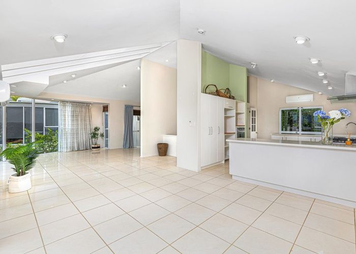  at 2/23 Bernleigh Terrace, West Harbour, Auckland