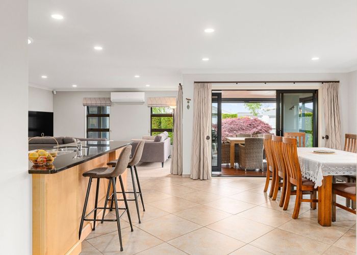  at 2 Compton Grove, Huntington, Hamilton