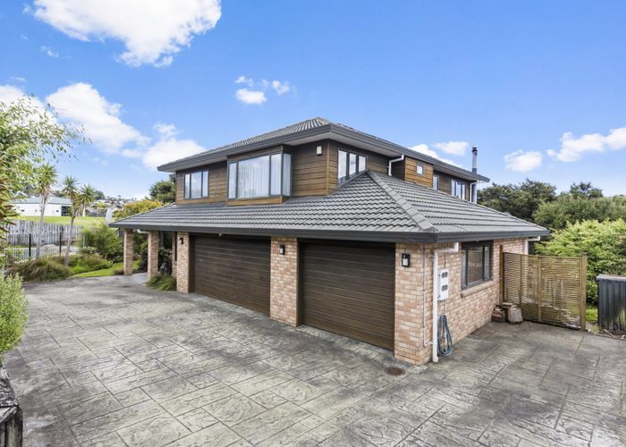  at 18 Rosetti Rise, West Harbour, Auckland