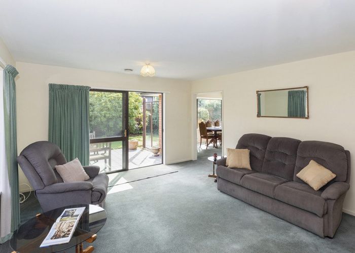  at 2/221 Harewood Road, Bishopdale, Christchurch City, Canterbury