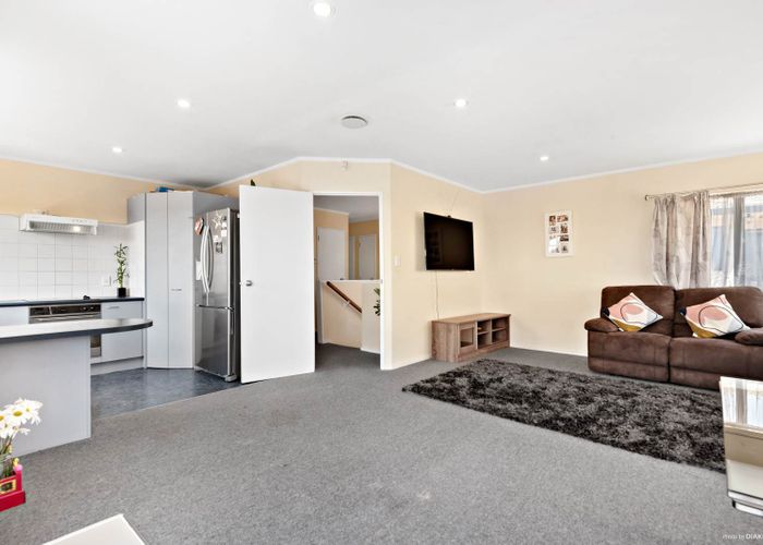  at 2/10 Lowburn Place, Clover Park, Auckland
