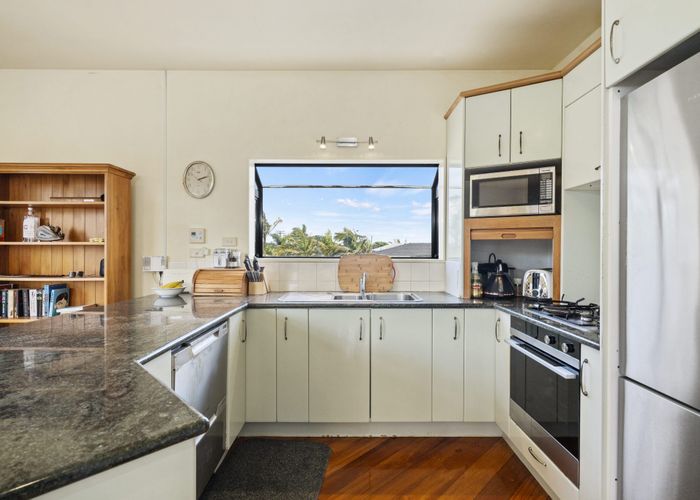  at 352 East Coast Road, Sunnynook, Auckland