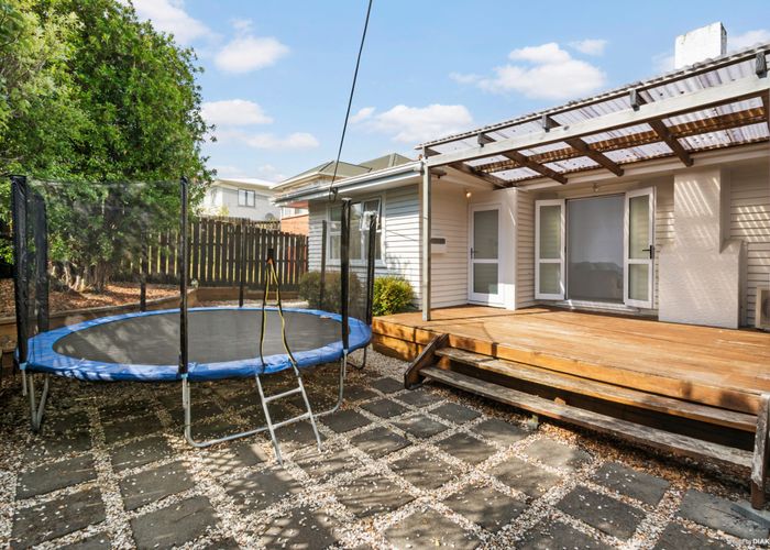  at 1/662 East Coast Road, Pinehill, North Shore City, Auckland