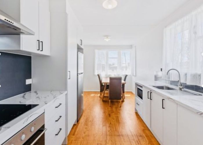  at 39 Flat Bush Road, Clover Park, Auckland