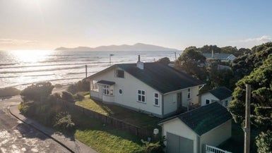  at 82 The Parade, Paekakariki