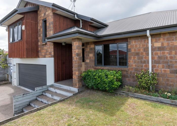  at 2 Thomson Avenue, Dinsdale, Hamilton