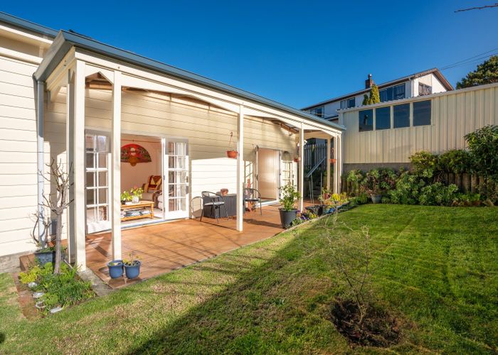  at 42 Eden Street, Island Bay, Wellington